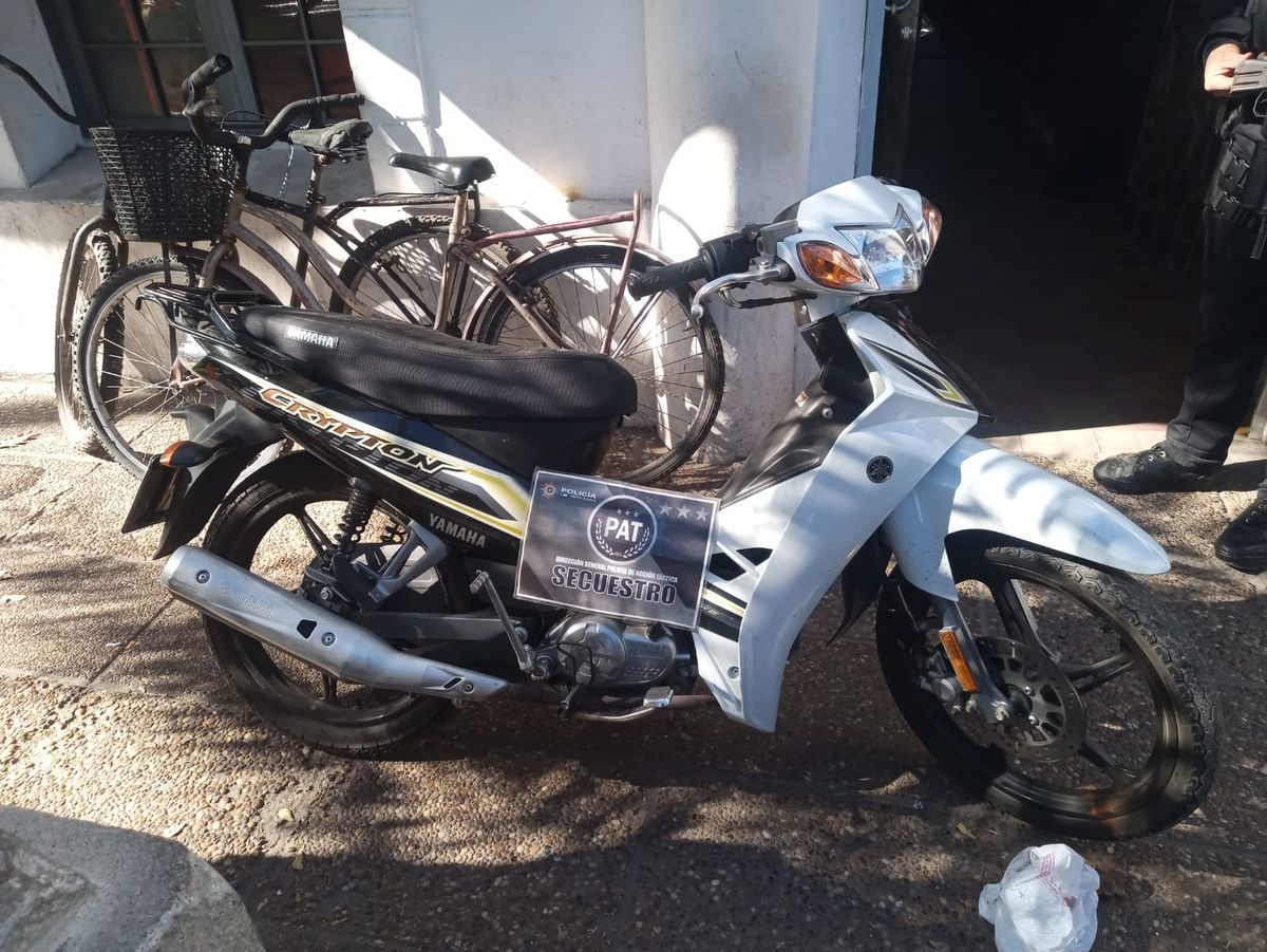 La motocicleta fue recuperada y trasladada a la Comisaría Octava. La motocicleta fue recuperada y trasladada a la Comisaría Octava.