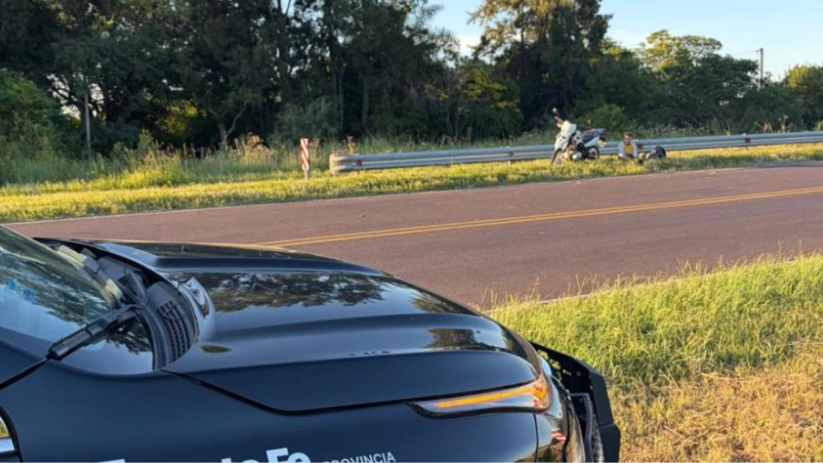 El joven motociclista cayó al asfalto tras quedarse dormido al mando de su moto en el km 801 de la Ruta 11.