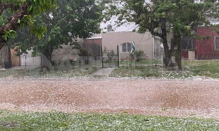 Luego de las 18.30 de este viernes, en la ciudad de Coronda, departamento San Jerónimo, se produjo una fuerte granizada. Luego de las 18.30 de este viernes, en la ciudad de Coronda, departamento San Jerónimo, se produjo una fuerte granizada.
