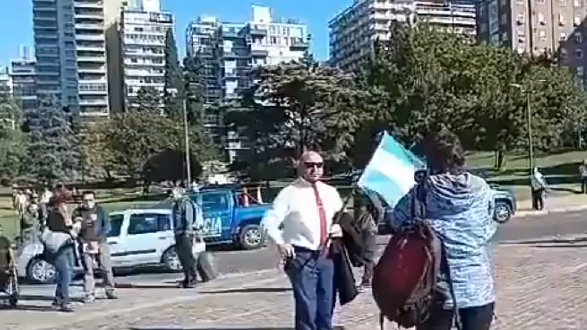 Anticuarentena que amenazó a un periodista: Le pusieron la vacuna a mi vieja y ahora está imantada