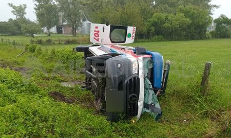 Una ambulancia de la ciudad de San Justo y que se trasladaba a la ciudad de Santa Fe volcó en la ruta nacional 11 a la altura de Cayastá. Una ambulancia de la ciudad de San Justo y que se trasladaba a la ciudad de Santa Fe volcó en la ruta nacional 11 a la altura de Cayastá.