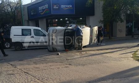 Un auto y un utilitario chocaron en la esquina de Obispo Gelabert y Centenario en Santo Tomé. Un auto y un utilitario chocaron en la esquina de Obispo Gelabert y Centenario en Santo Tomé.
