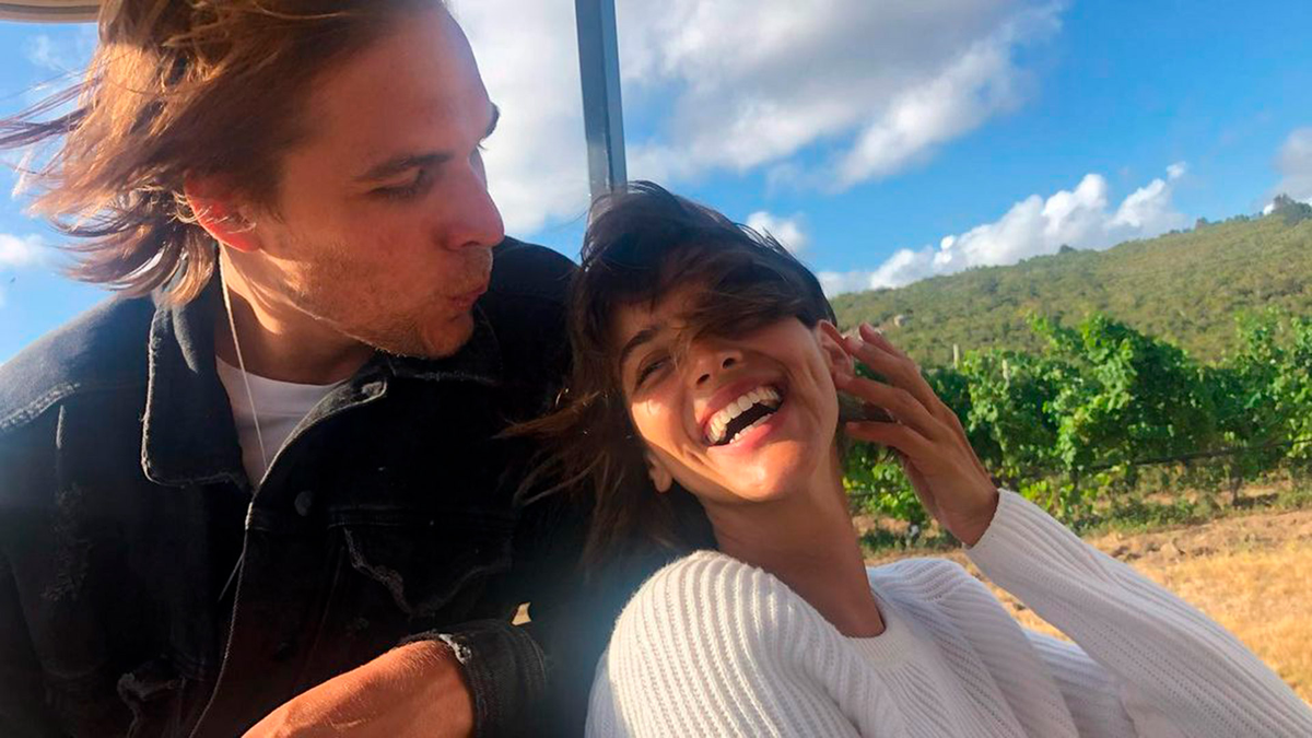 Calu Rivero y su novio. 