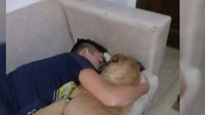 Una perra falleció abrazada a su dueño por la cantidad de fuegos artificiales que tiran sus vecinos