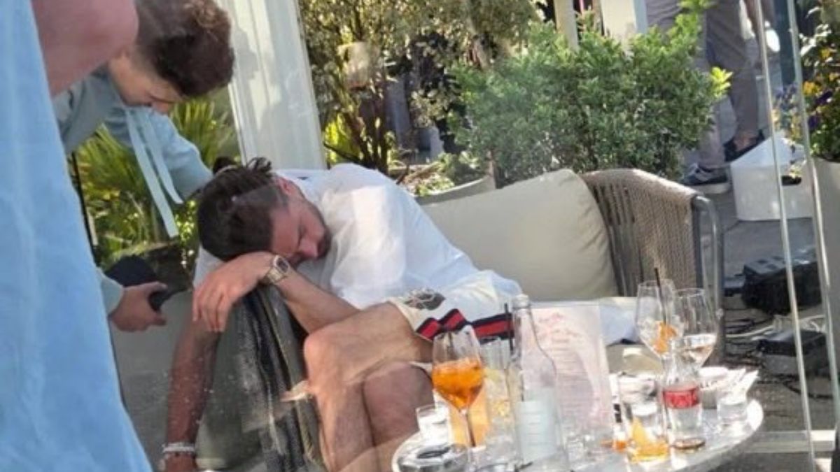 Nueva polémica con Jack Grealish: lo fotografiaron dormido en un bar en Manchester. Nueva polémica con Jack Grealish: lo fotografiaron dormido en un bar en Manchester.