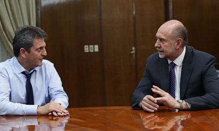 El gobernador de Santa Fe, Omar Perotti, le reclamó al ministro de Economía y precandidato a presidente de la Nación Sergio Massa que dé a conocer el plan de seguridad de su gobierno. El gobernador de Santa Fe, Omar Perotti, le reclamó al ministro de Economía y precandidato a presidente de la Nación Sergio Massa que dé a conocer el plan de seguridad de su gobierno.
