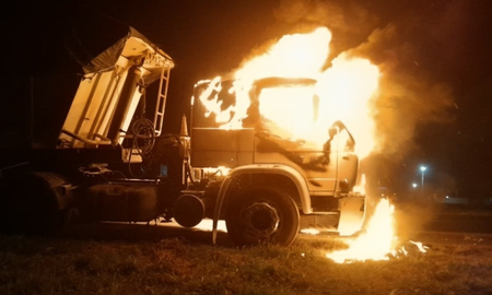 El camión se incendió sobre la autopista Rosario-Buenos Aires, a la altura de Fighiera, luego de sufrir un desperfecto mecánico. El camión se incendió sobre la autopista Rosario-Buenos Aires, a la altura de Fighiera, luego de sufrir un desperfecto mecánico.
