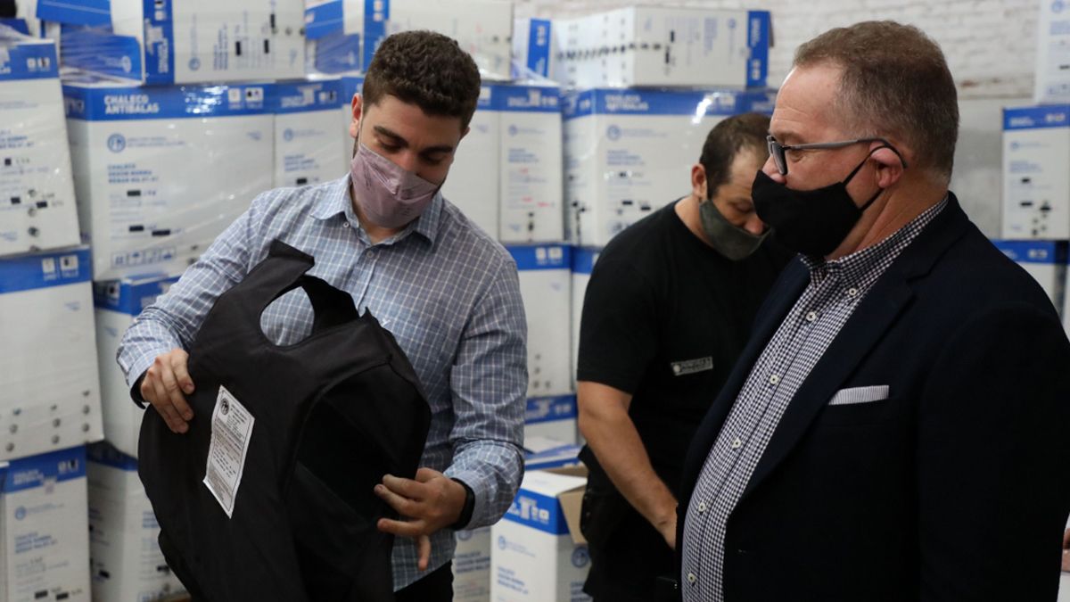 El ministro de Seguridad, Jorge Lagna, indicó que “cuando asumimos encontramos miles de chalecos vencidos, sin clasificar. Hoy lo que estamos haciendo es entregar chalecos nuevos, ordenados y clasificados".