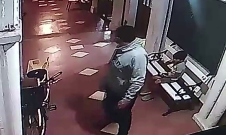 Video: le robó el celular a un nene de 5 años en una iglesia Video: le robó el celular a un nene de 5 años en una iglesia