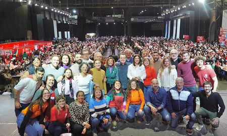 El Partido Socialista celebró el tradicional locro de Día de la Independencia Nacional en un salón Metropolitano colmado por más de 4.000 personas. El Partido Socialista celebró el tradicional locro de Día de la Independencia Nacional en un salón Metropolitano colmado por más de 4.000 personas.
