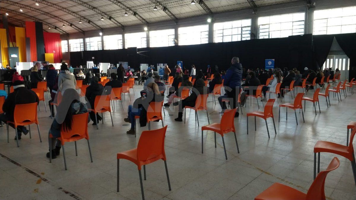 En la Esquina Encendida la vacunación se dividió en dos. Desde las 8 hasta las 8.30 aplican segundas dosis de Sputnik y a partir de las 8.30 hasta las 16.30 primera dosis de AstraZeneca. 