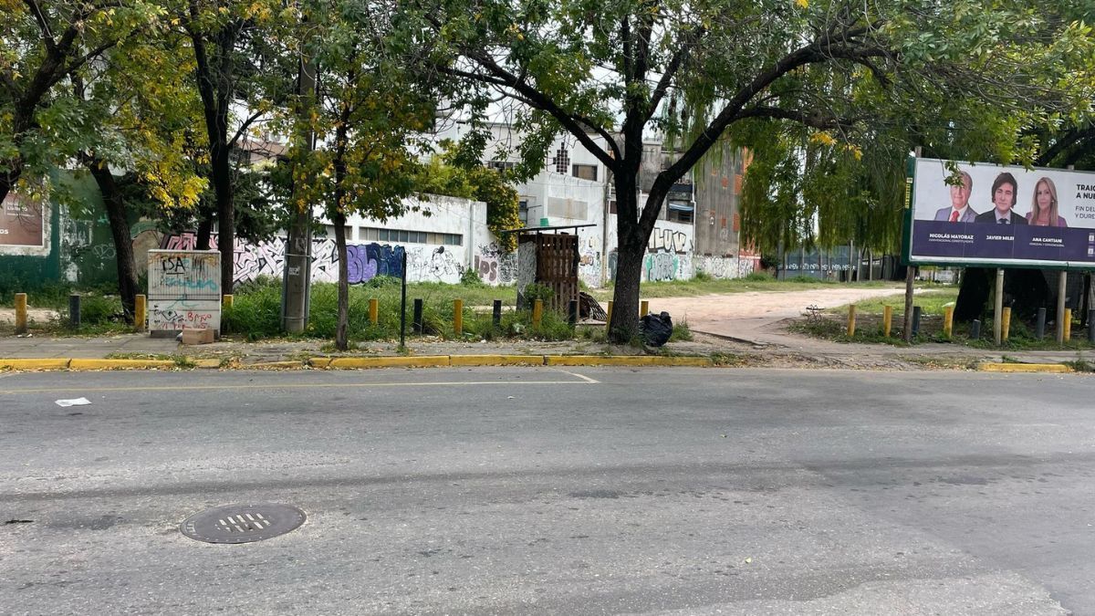 Desde hace aproximadamente 15 días una pareja habita una antigua casilla de cobro ubicada en el predio. Desde hace aproximadamente 15 días una pareja habita una antigua casilla de cobro ubicada en el predio.