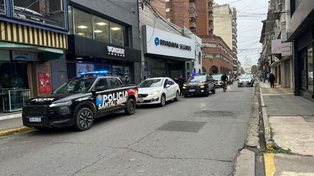 Al menos tres móviles policiales llegaron al microcentro de Santa Fe tras lo ocurrido.