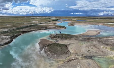 La piedra se encuentra en la orilla norte del lago Gyaring, en el distrito de Maduo, provincia de Qinghai, en el noroeste de China. La piedra se encuentra en la orilla norte del lago Gyaring, en el distrito de Maduo, provincia de Qinghai, en el noroeste de China.