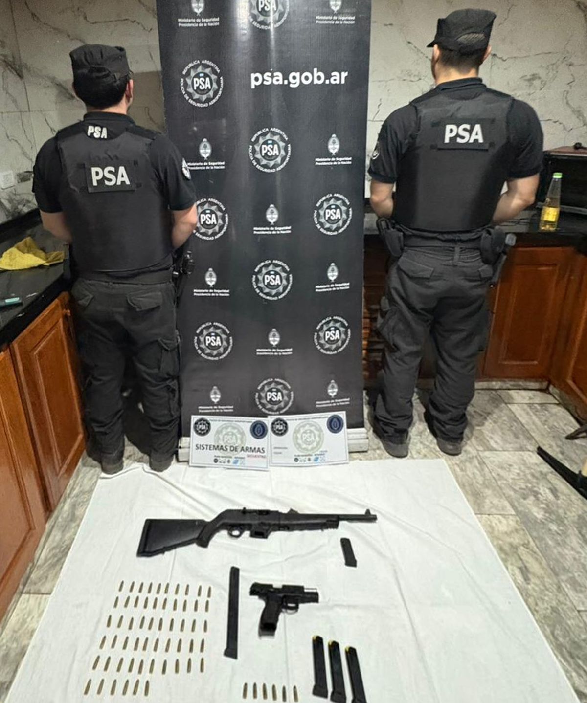 En los allanamientos se secuestraron más de 15 millones de pesos argentinos, 38.200 dólares, armas de fuego y una importante cantidad de documentación. En los allanamientos se secuestraron más de 15 millones de pesos argentinos, 38.200 dólares, armas de fuego y una importante cantidad de documentación.