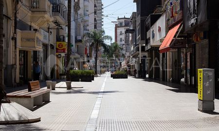La mayoría de los comercios no trabajarán en Santa Fe este lunes. La mayoría de los comercios no trabajarán en Santa Fe este lunes.