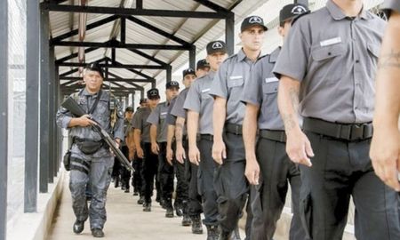 La Corte Suprema de Justicia dejó firme la condena a agentes y funcionarios del Servicio Penitenciario Federal por haber torturado hasta la muerte a un detenido. La Corte Suprema de Justicia dejó firme la condena a agentes y funcionarios del Servicio Penitenciario Federal por haber torturado hasta la muerte a un detenido.