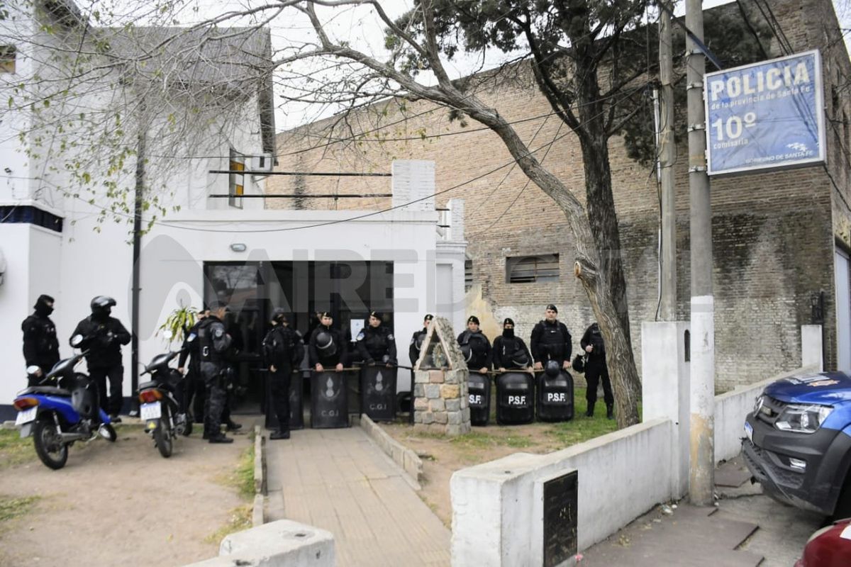 El corresponsal de AIRE en Rosario, Rodrigo Miró, confirmó la información y dijo que la comisaría estaba desbordada de presos.
