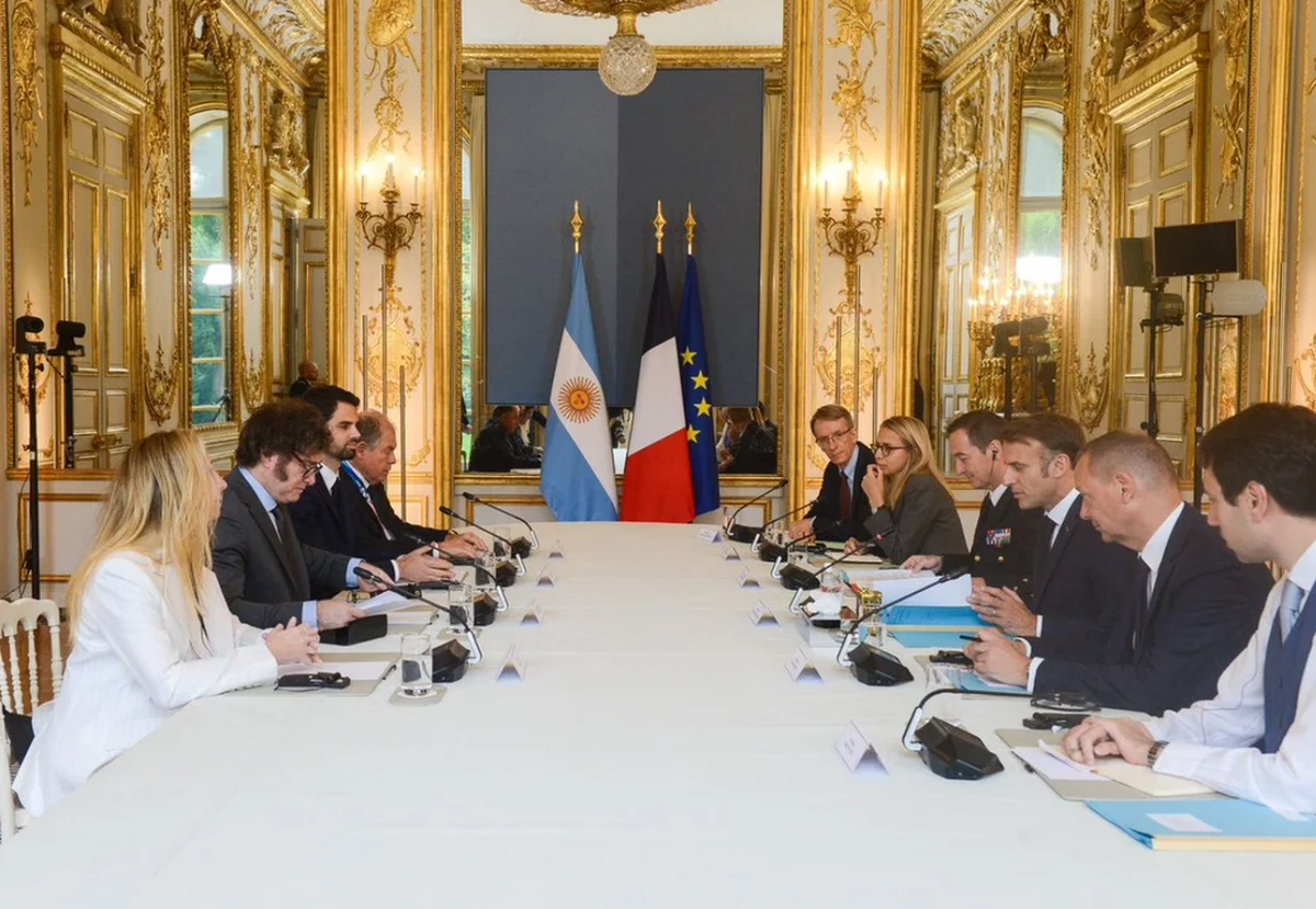 Según el Gobierno, Macron le agradeció a Karina Milei por la intervención tras los dichos de Villarruel contra Francia. Según el Gobierno, Macron le agradeció a Karina Milei por la intervención tras los dichos de Villarruel contra Francia. 