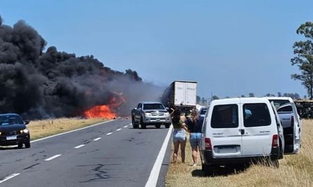 Dos camiones chocaron de manera frontal y un tercero se vio involucrado en un accidente que se cobró una vida y dejó dos heridos. Dos camiones chocaron de manera frontal y un tercero se vio involucrado en un accidente que se cobró una vida y dejó dos heridos.