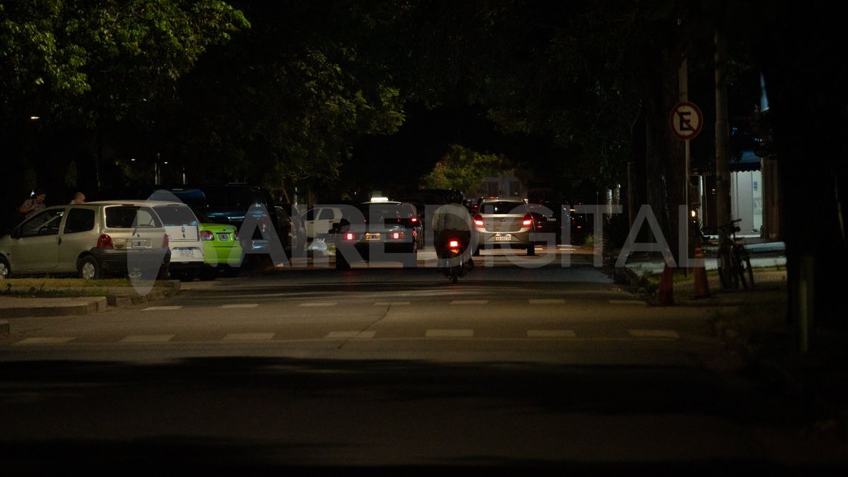 La mayor parte de las 19 cuadras de Avenida Freyre se encuentran casi a oscuras. La mayor parte de las 19 cuadras de Avenida Freyre se encuentran casi a oscuras.