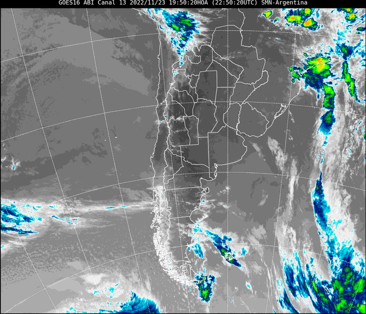 En la imagen satelital nuestra que continúa predominando el cielo despejado en la mayor parte del territorio argentino.
