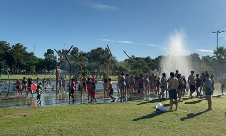 En el primer día del año, una multitud se reunió en el Parque del Sur para combatir el intenso calor. En el primer día del año, una multitud se reunió en el Parque del Sur para combatir el intenso calor.