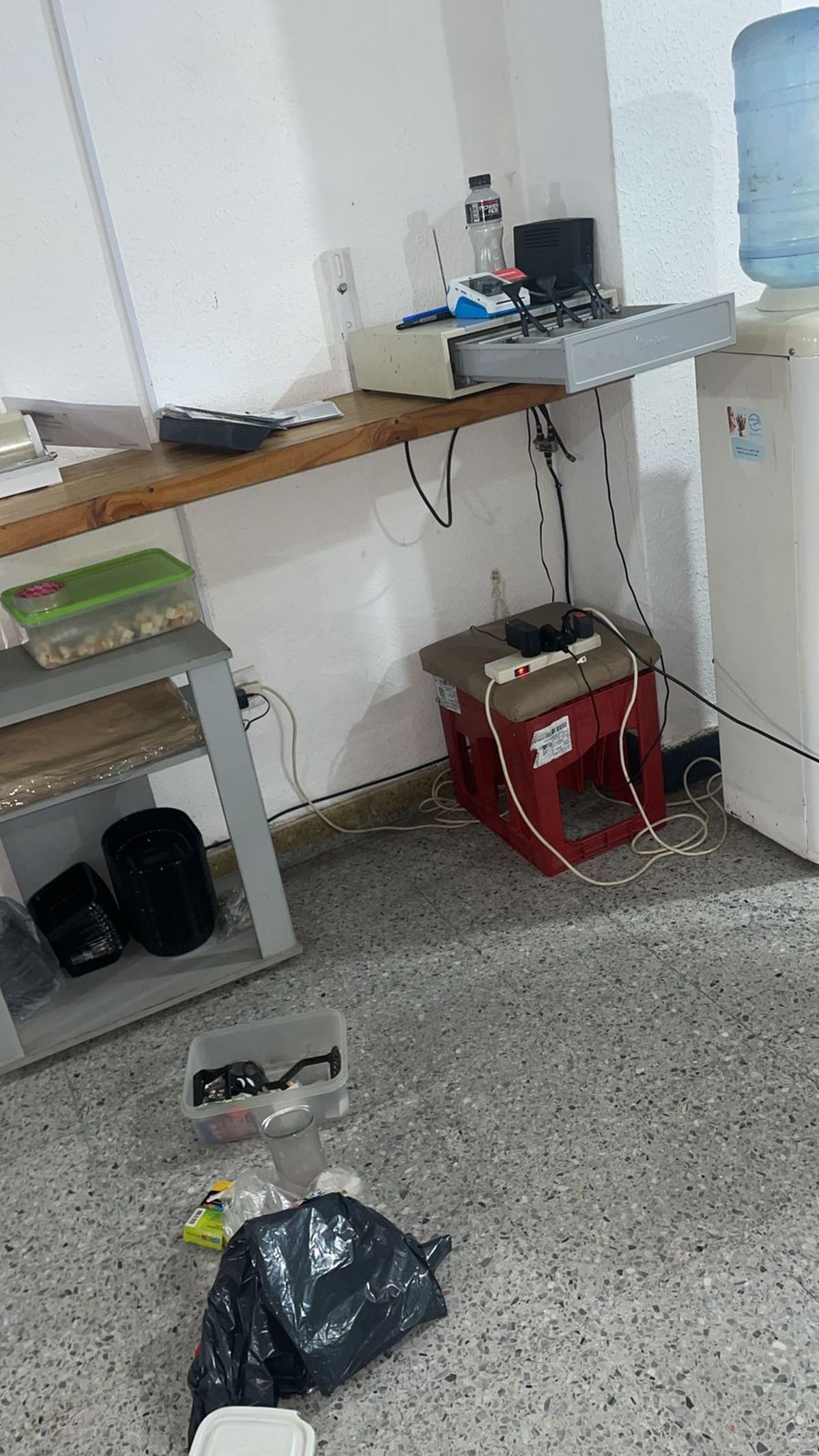 Así encontraron el lugar las empleadas del local cuando llegaron a abrir. Así encontraron el lugar las empleadas del local cuando llegaron a abrir.