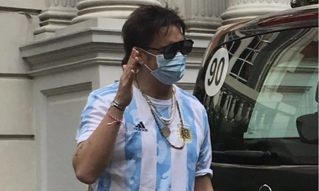 Furor por Julian Casablancas, cantante de The Strokes, paseando por las calles de Buenos Aires Furor por Julian Casablancas, cantante de The Strokes, paseando por las calles de Buenos Aires