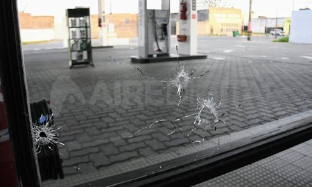 Así quedó el frente del local tras los disparos. Así quedó el frente del local tras los disparos.