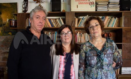 Luciano, Milagros y Marisa Almirón fueron detenidos de la dictadura. En la entrevista, recordaron a su madre, María Rosa Sedrán, y a su tía, Elsa Sedrán, que también fueron secuestradas por el régimen. Luciano, Milagros y Marisa Almirón fueron detenidos de la dictadura. En la entrevista, recordaron a su madre, María Rosa Sedrán, y a su tía, Elsa Sedrán, que también fueron secuestradas por el régimen.