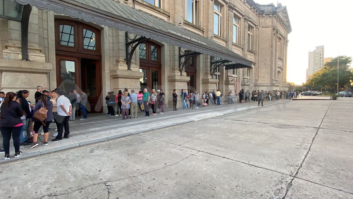 Estación Belgrano: largas filas para tramitar el boleto gratuito Sube por discapacidad