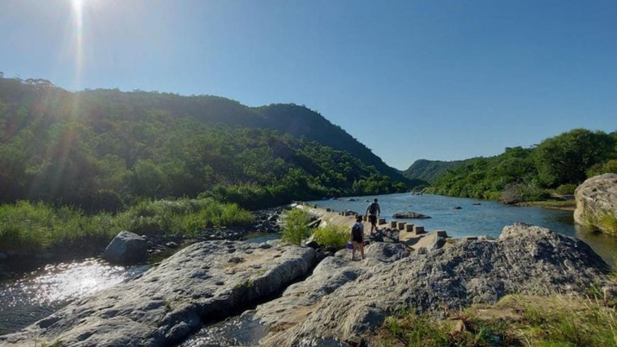 Otros de los atractivos imperdibles del Balneario La Toma es el sector de "hidromasajes" naturales, donde el agua se desliza por toboganes de roca y forma pequeñas cascadas. Otros de los atractivos imperdibles del Balneario La Toma es el sector de "hidromasajes" naturales, donde el agua se desliza por toboganes de roca y forma pequeñas cascadas.