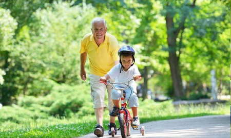 La OMS recomienda al menos 30 minutos diarios de actividad física moderada, como caminar, subir escaleras o andar en bicicleta. La OMS recomienda al menos 30 minutos diarios de actividad física moderada, como caminar, subir escaleras o andar en bicicleta.