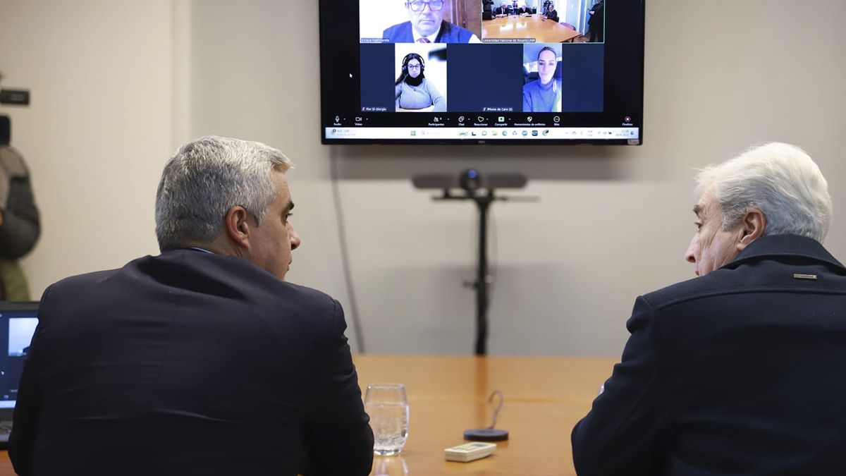Los tres senadores nacionales por Santa Fe, convocados por los rectores de las universidades públicas con asiento en la provincia, manifestaron su compromiso de acompañar la ley de financiamiento universitario que está en debate en el Congreso. Los tres senadores nacionales por Santa Fe, convocados por los rectores de las universidades públicas con asiento en la provincia, manifestaron su compromiso de acompañar la ley de financiamiento universitario que está en debate en el Congreso. 
