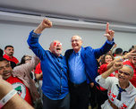 Lula da Silva celebró su victoria en el balotaje presidencial de Brasil, tras una campaña marcada por la polarización política y una fuerte disputa por el voto de los brasileños. Lula da Silva celebró su victoria en el balotaje presidencial de Brasil, tras una campaña marcada por la polarización política y una fuerte disputa por el voto de los brasileños.