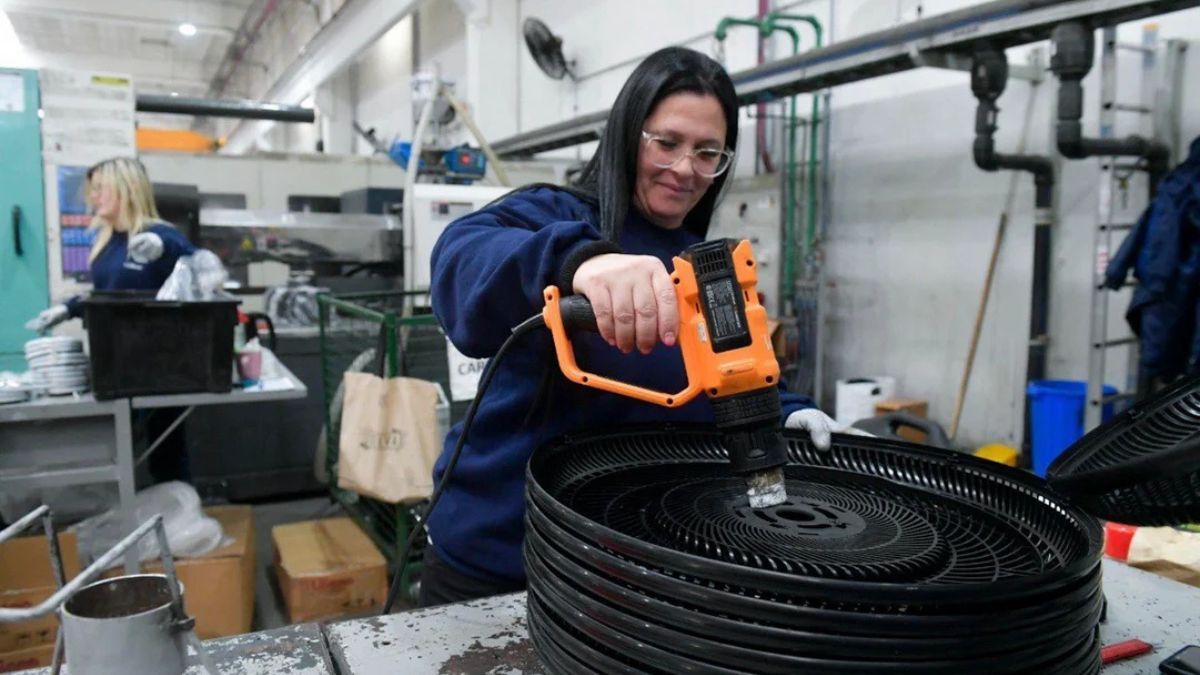 Un informe privado reveló que en el octavo mes del año se recuperó la contracción de julio.