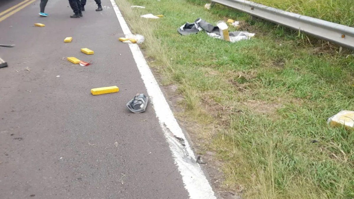 Los panes de marihuana quedaron en la ruta y banquina tras el siniestro de la camioneta.