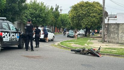 Santa Fe: un motociclista resultó herido tras chocar contra un auto en barrio Belgrano