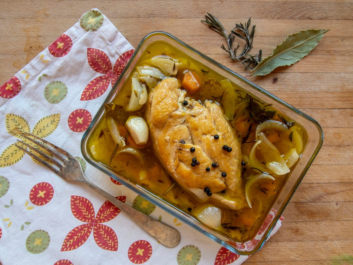 El pollo al escabeche es muy sencillo de hacer y se puede preparar con ingredientes que tenés en casa. El pollo al escabeche es muy sencillo de hacer y se puede preparar con ingredientes que tenés en casa.