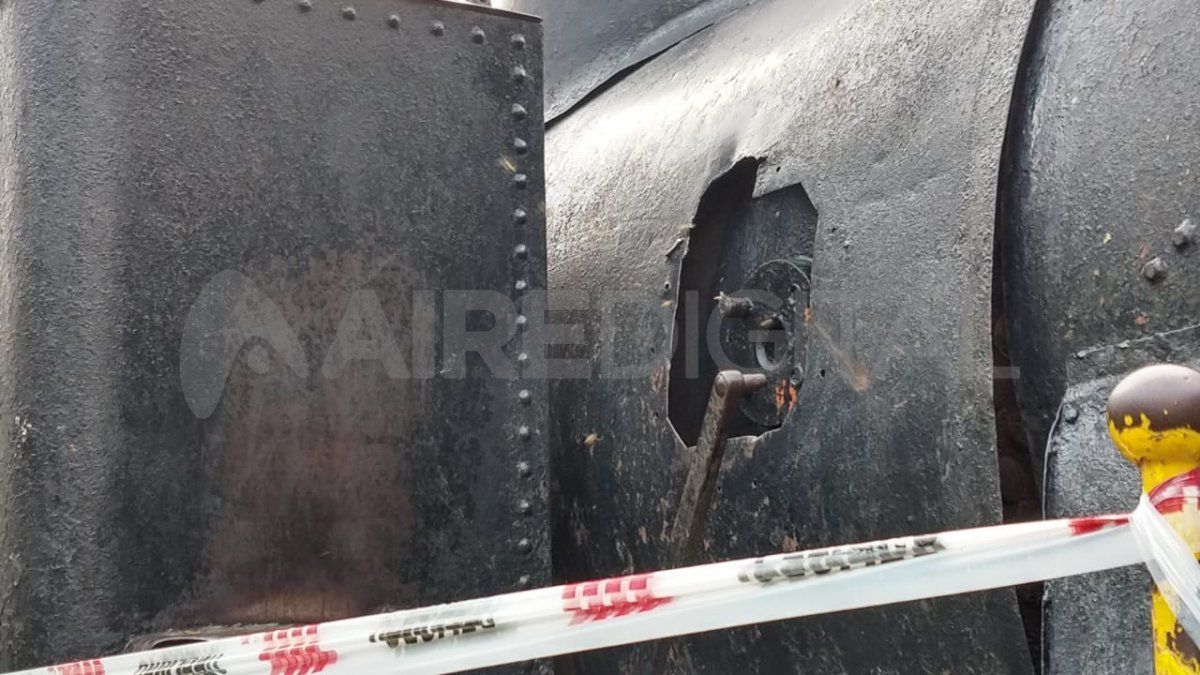 Este lunes la Municipalidad colocó cintas de "Peligro" alrededor de la locomotora. 