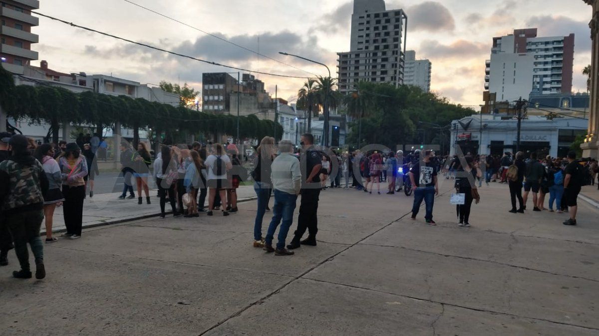 Convención anime en la Estación Belgrano: polémica por la gran cantidad de gente en la vereda 
