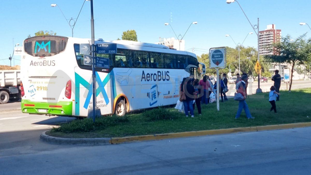Varias empresas bajan a los pasajeros en Alem y Belgrano, mientras que otras los dejan en la plaza España.