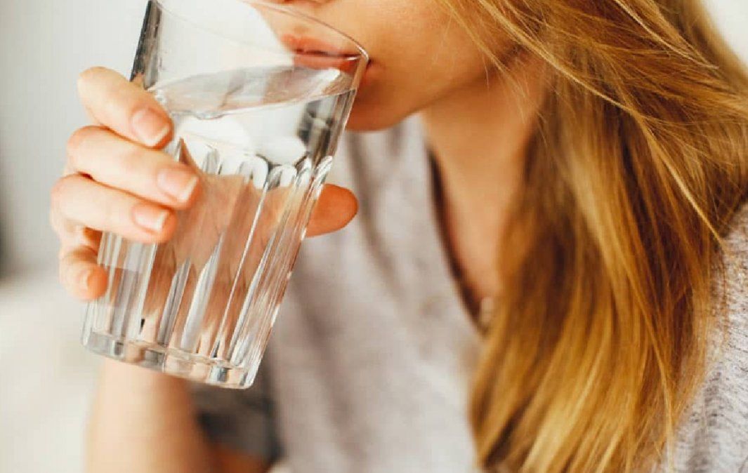 Cuánta agua por día necesitamos tomar realmente