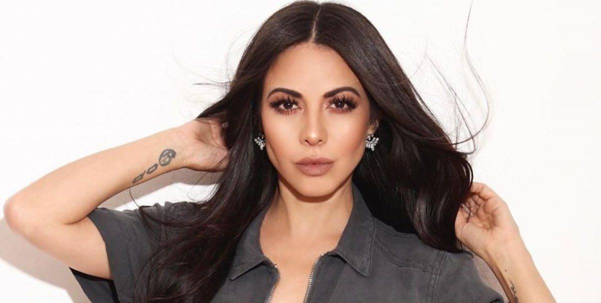 Jimena Sánchez y su atuendo deslumbran el tercer partido de la Serie Mundial