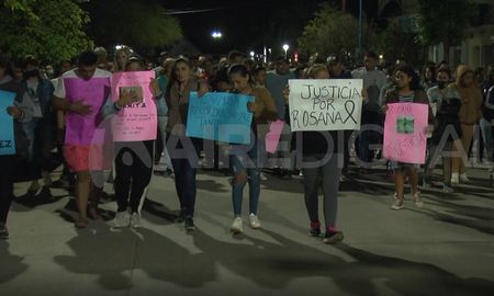 Más de 300 personas marcharon en silencio por las calles de San Cristóbal en pedido de justicia por el asesinato de la joven de 16 años. Más de 300 personas marcharon en silencio por las calles de San Cristóbal en pedido de justicia por el asesinato de la joven de 16 años.
