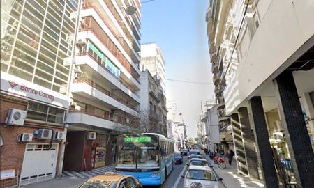 La vivienda está en el centro de la ciudad. La vivienda está en el centro de la ciudad.