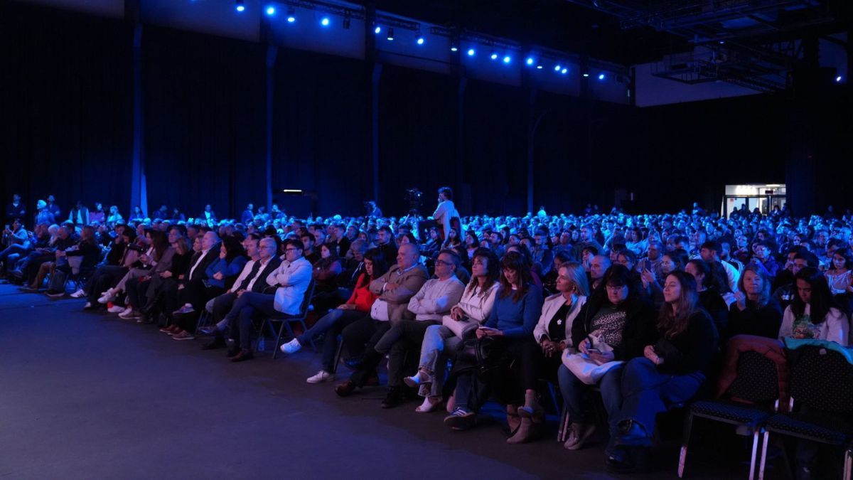 El evento cuenta con la participación de más de 2 mil personas del ámbito deportivo y educativo, entre ellas docentes de Educación Física, entrenadores, preparadores físicos, entre otros. El evento cuenta con la participación de más de 2 mil personas del ámbito deportivo y educativo, entre ellas docentes de Educación Física, entrenadores, preparadores físicos, entre otros. 