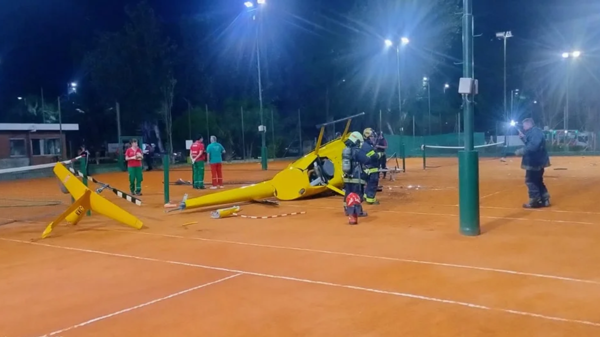 La aeronave continuaba este viernes sobre la cancha de tenis para continuar con las dirigencias. La aeronave continuaba este viernes sobre la cancha de tenis para continuar con las dirigencias.