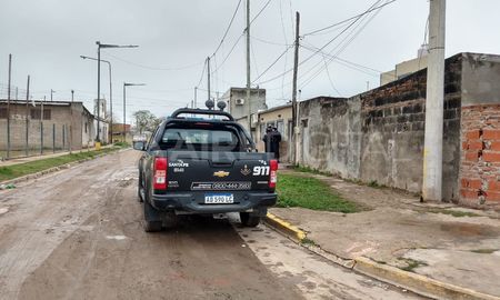 Los delincuentes fueron detenidos en un allanamiento en una vivienda de barrio Barranquitas acusados de haber abusado sexualmente de una mujer y robarle sus pertenencias. Los delincuentes fueron detenidos en un allanamiento en una vivienda de barrio Barranquitas acusados de haber abusado sexualmente de una mujer y robarle sus pertenencias.